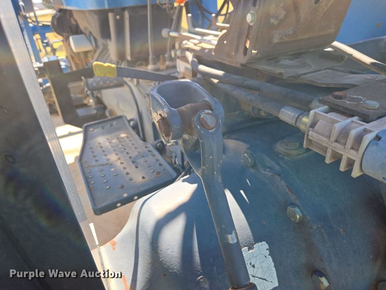 image for item ER8102 1997 New Holland 3930 tractor