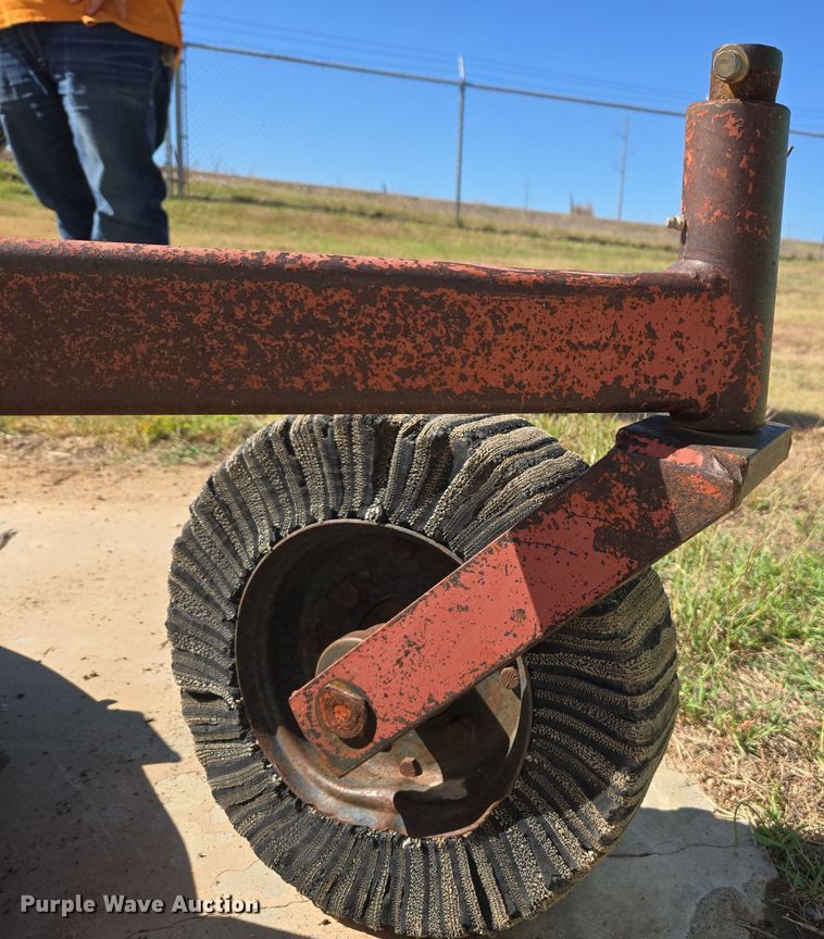 image for item ER8102 1997 New Holland 3930 tractor