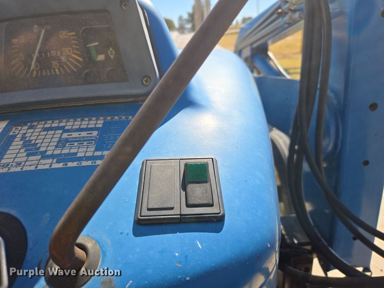 image for item ER8102 1997 New Holland 3930 tractor