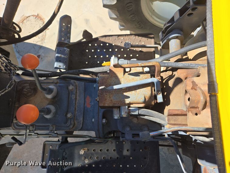 image for item ER8102 1997 New Holland 3930 tractor