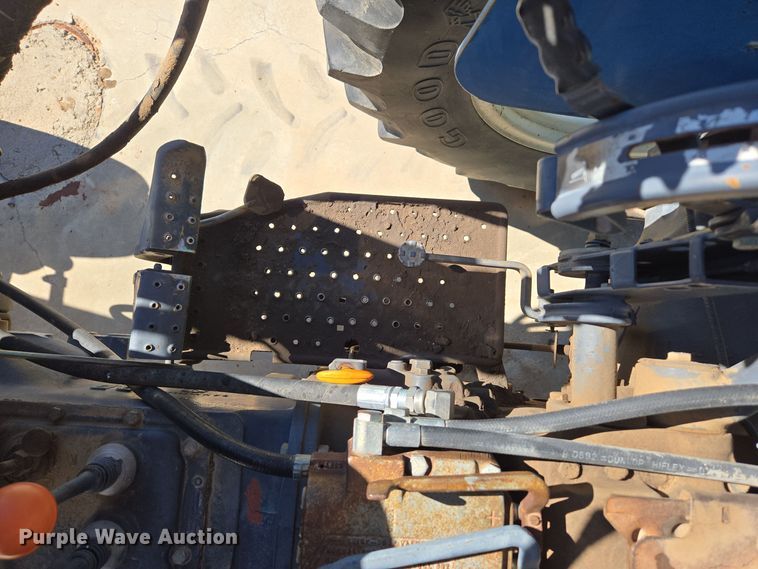 image for item ER8102 1997 New Holland 3930 tractor