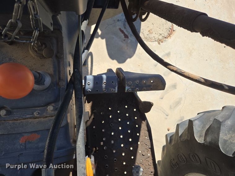 image for item ER8102 1997 New Holland 3930 tractor