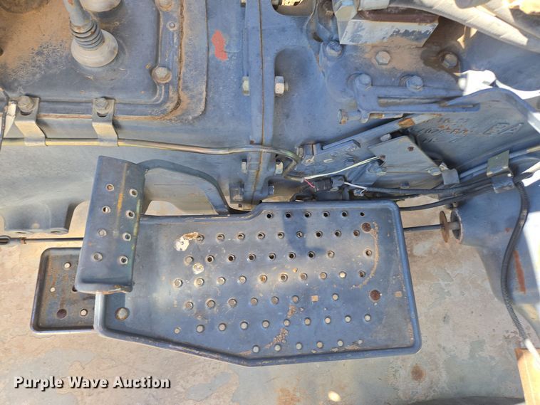 image for item ER8102 1997 New Holland 3930 tractor