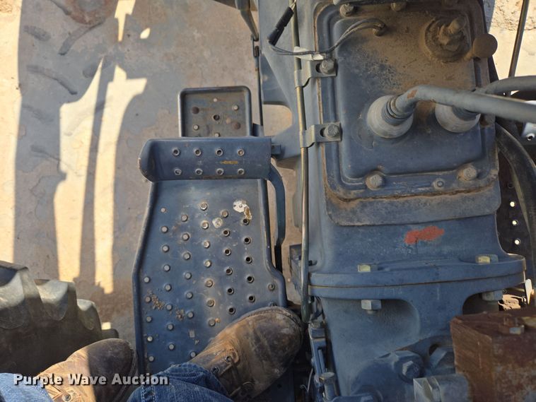 image for item ER8102 1997 New Holland 3930 tractor