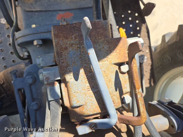 image for item ER8102 1997 New Holland 3930 tractor