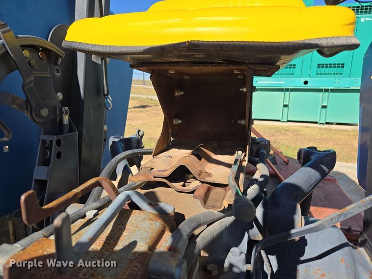 image for item ER8102 1997 New Holland 3930 tractor