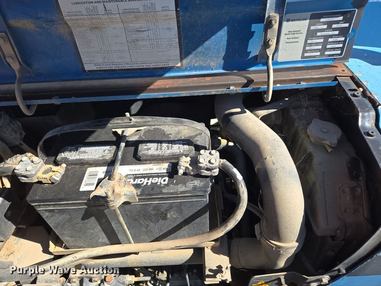 image for item ER8102 1997 New Holland 3930 tractor