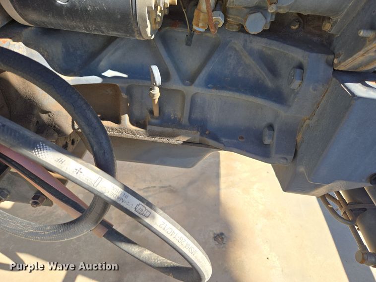 image for item ER8102 1997 New Holland 3930 tractor