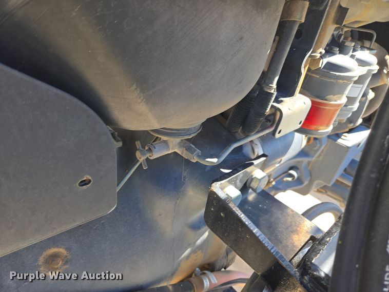 image for item ER8102 1997 New Holland 3930 tractor