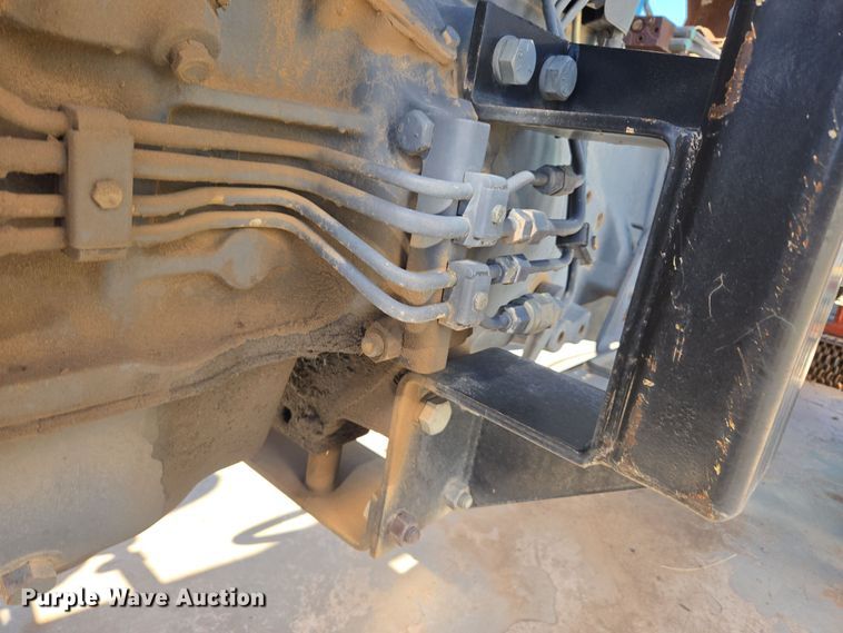 image for item ER8102 1997 New Holland 3930 tractor