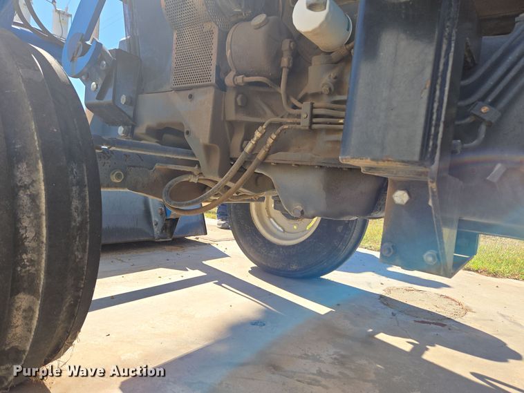 image for item ER8102 1997 New Holland 3930 tractor