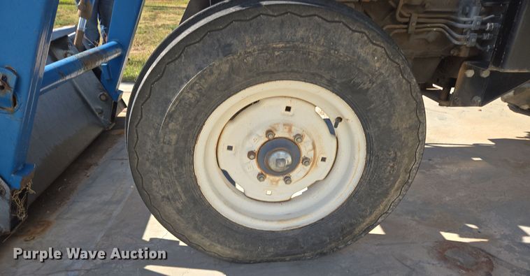 image for item ER8102 1997 New Holland 3930 tractor