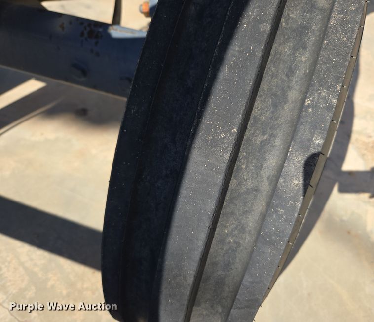 image for item ER8102 1997 New Holland 3930 tractor