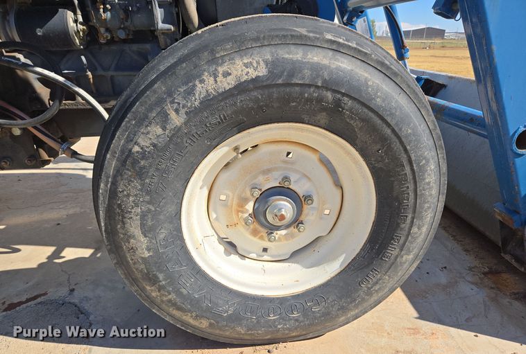 image for item ER8102 1997 New Holland 3930 tractor