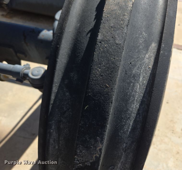 image for item ER8102 1997 New Holland 3930 tractor