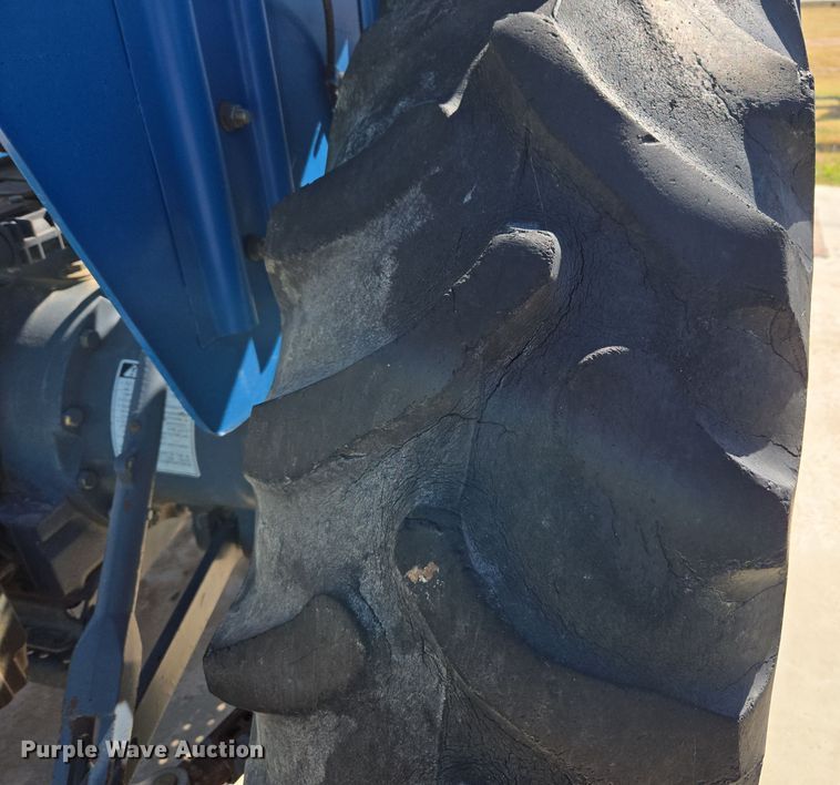 image for item ER8102 1997 New Holland 3930 tractor