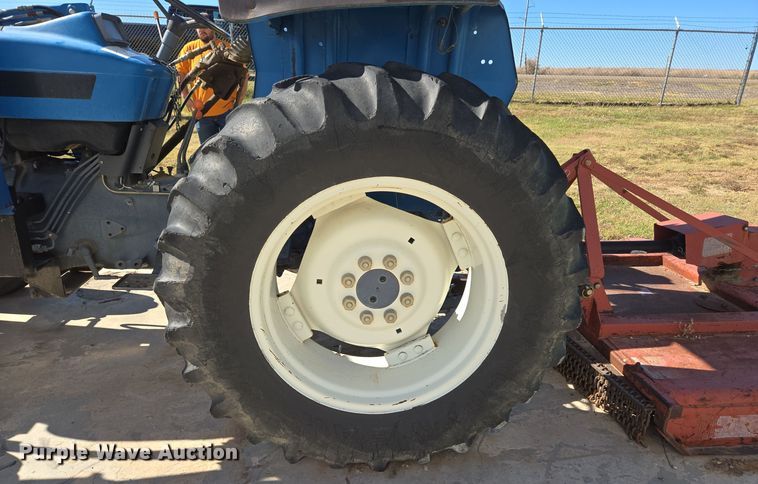 image for item ER8102 1997 New Holland 3930 tractor