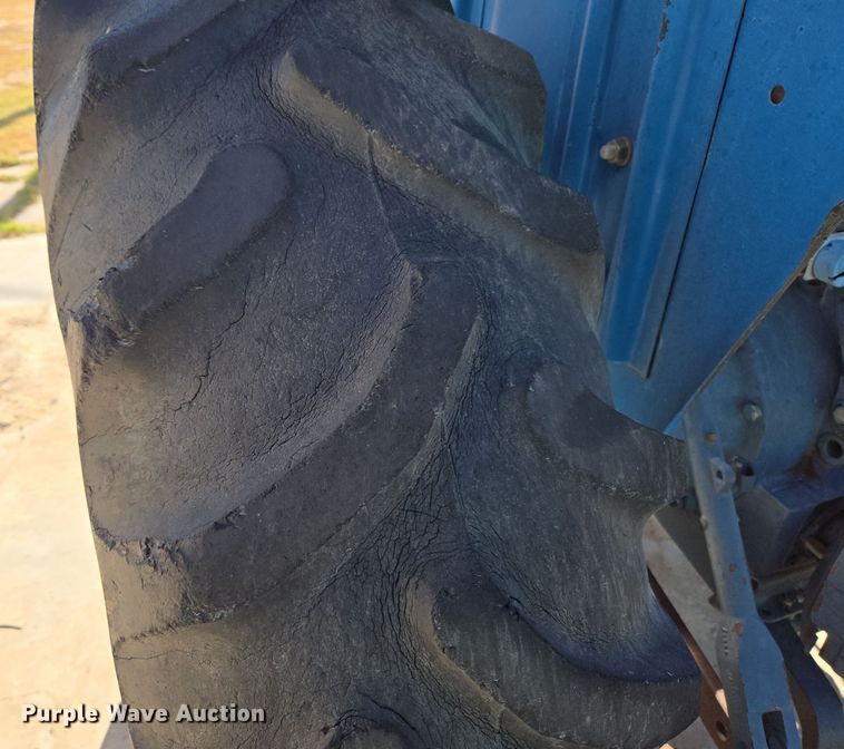 image for item ER8102 1997 New Holland 3930 tractor