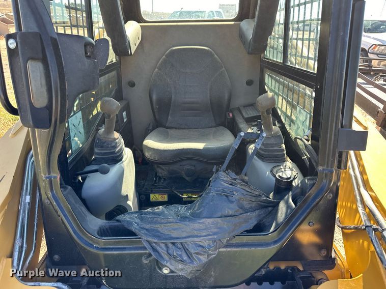 image for item ER8103 2010 Caterpillar 252 B2 skid steer loader