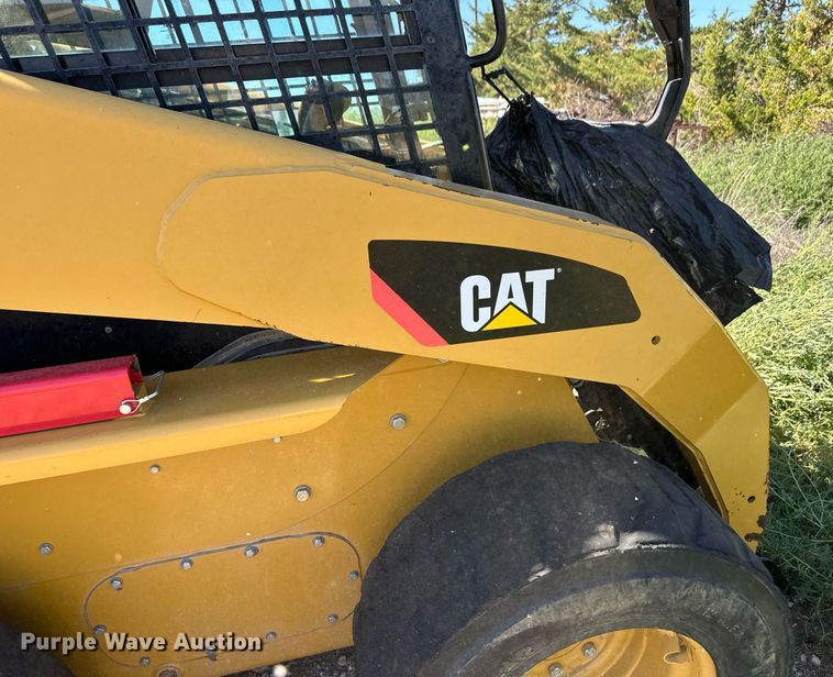 image for item ER8103 2010 Caterpillar 252 B2 skid steer loader