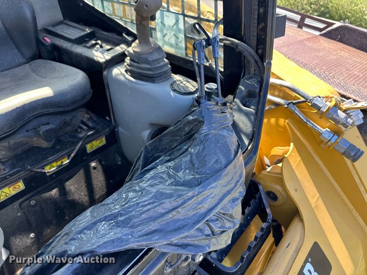 image for item ER8103 2010 Caterpillar 252 B2 skid steer loader