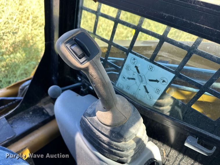 image for item ER8103 2010 Caterpillar 252 B2 skid steer loader