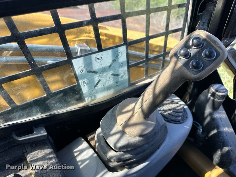 image for item ER8103 2010 Caterpillar 252 B2 skid steer loader