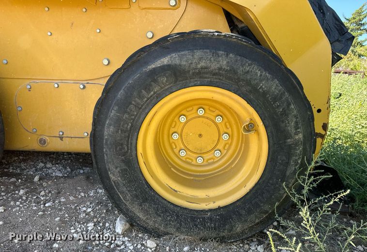 image for item ER8103 2010 Caterpillar 252 B2 skid steer loader