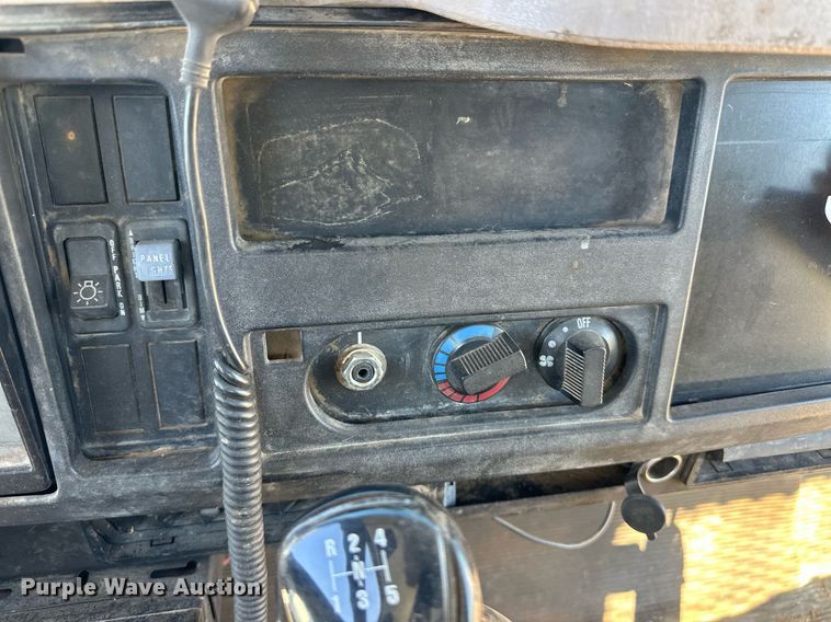 image for item ER8106 1997 International 4700 dump truck