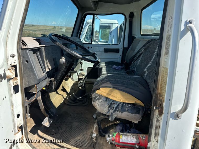 image for item ER8107 1997 International 4700 truck cab and chassis