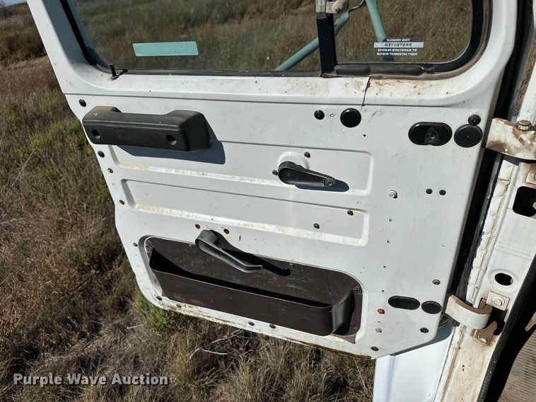 image for item ER8107 1997 International 4700 truck cab and chassis