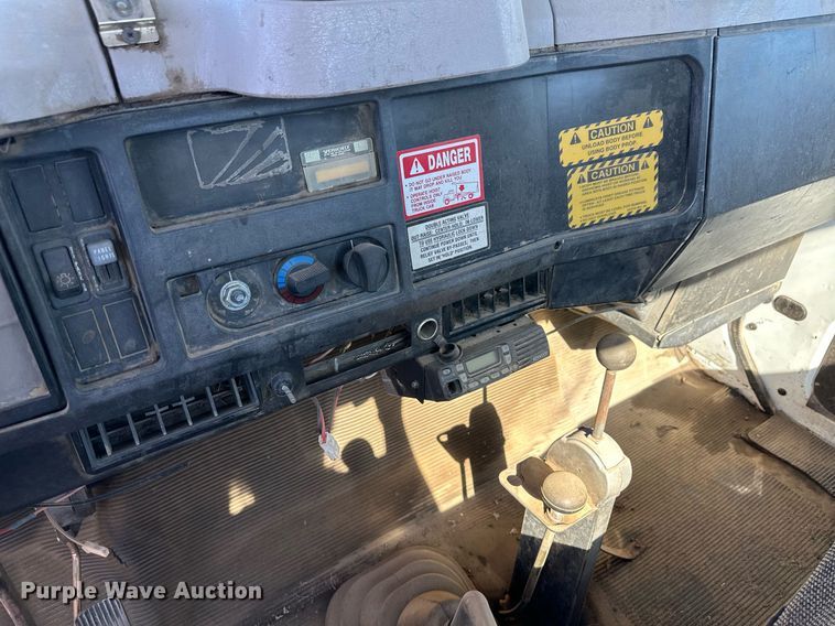 image for item ER8107 1997 International 4700 truck cab and chassis