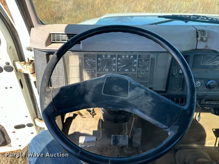 image for item ER8107 1997 International 4700 truck cab and chassis