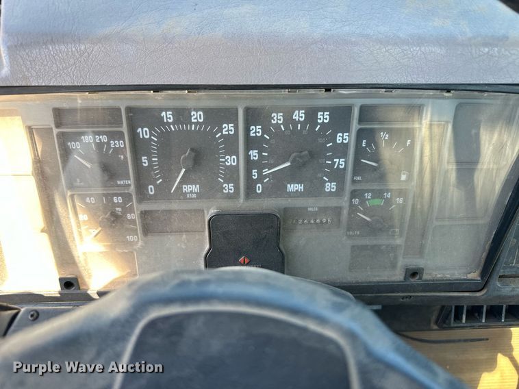 image for item ER8107 1997 International 4700 truck cab and chassis