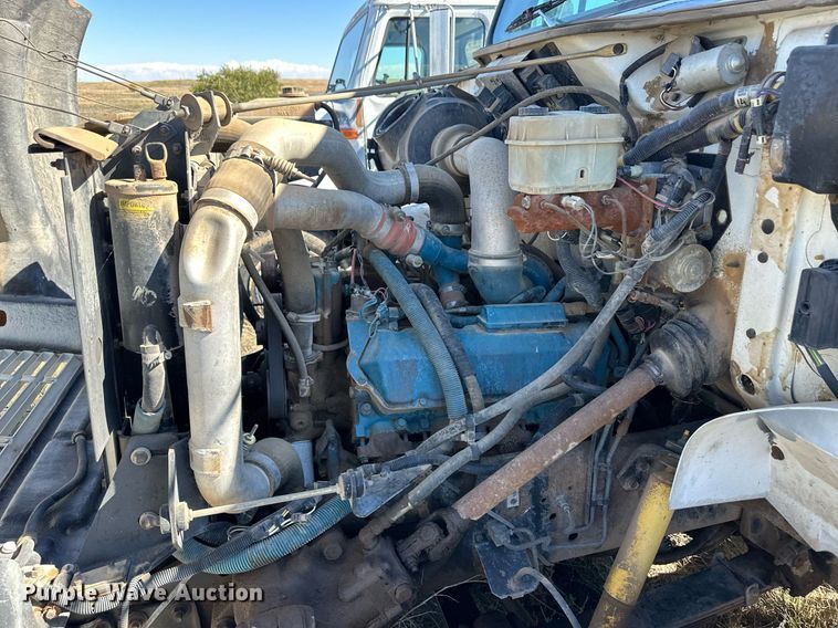 image for item ER8107 1997 International 4700 truck cab and chassis