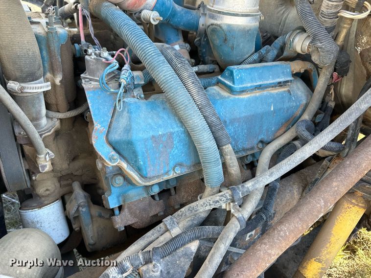 image for item ER8107 1997 International 4700 truck cab and chassis