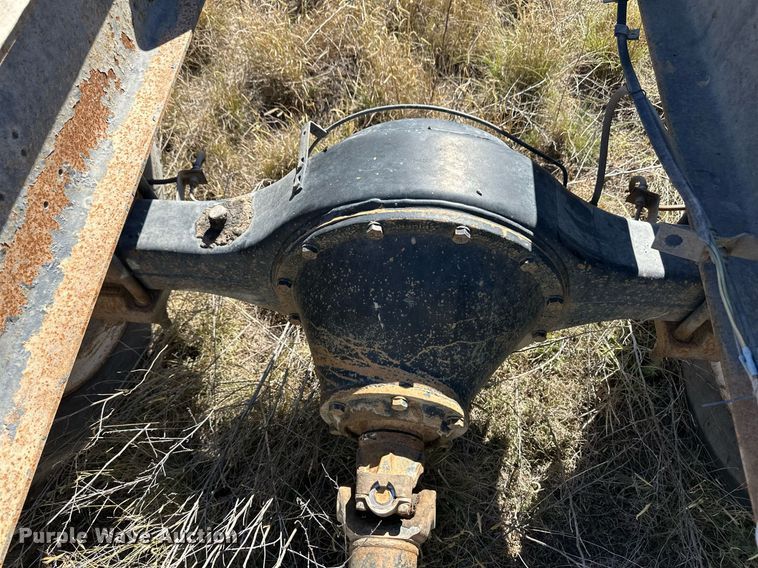 image for item ER8107 1997 International 4700 truck cab and chassis