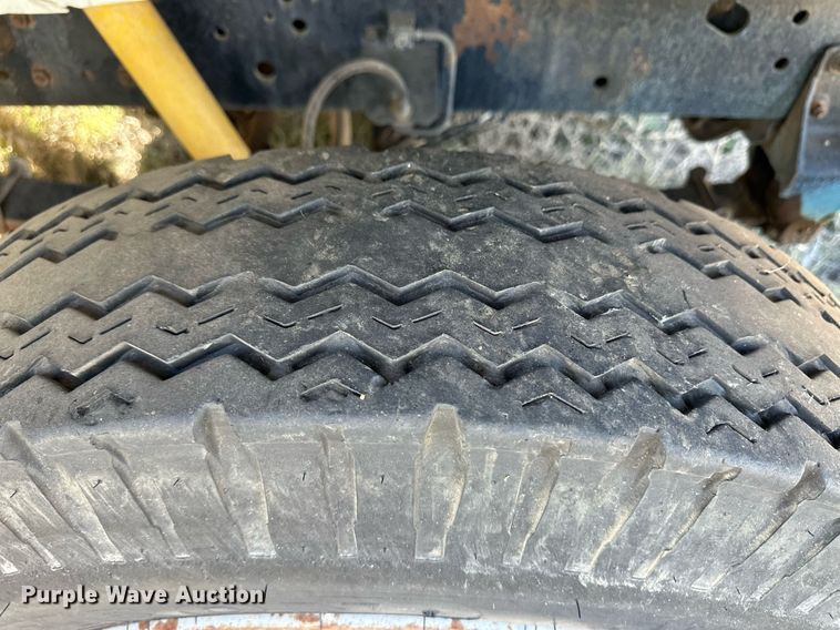 image for item ER8107 1997 International 4700 truck cab and chassis