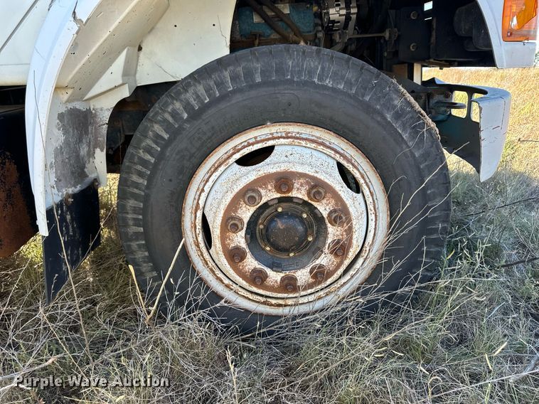 image for item ER8107 1997 International 4700 truck cab and chassis