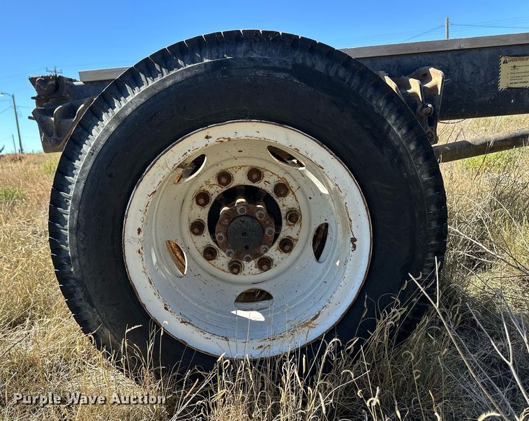 image for item ER8107 1997 International 4700 truck cab and chassis