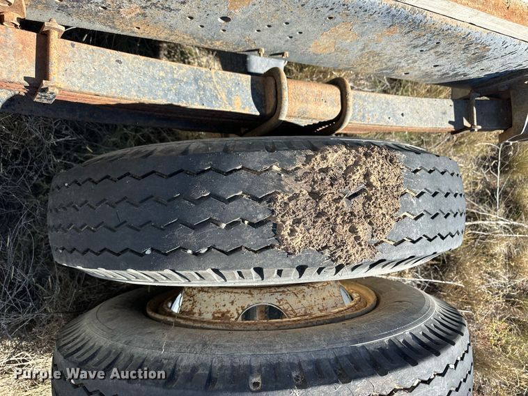 image for item ER8107 1997 International 4700 truck cab and chassis