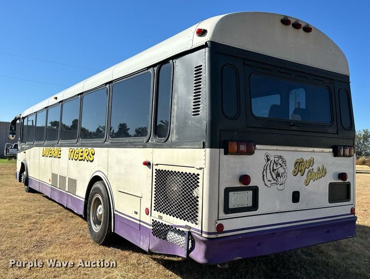 image for item ER8118 2002 Thomas Built Saf-T-Liner coach bus