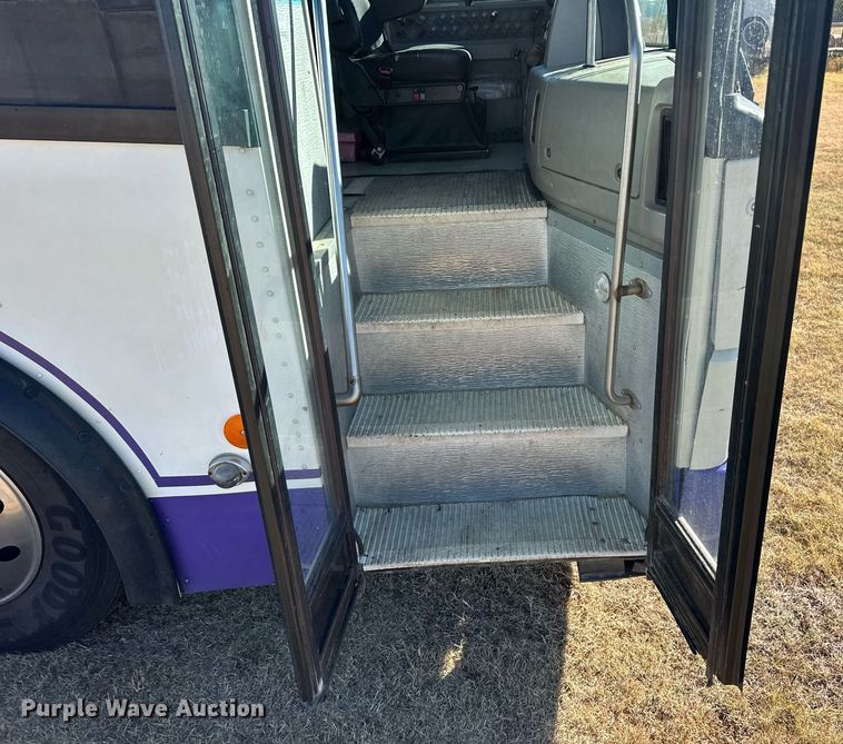 image for item ER8118 2002 Thomas Built Saf-T-Liner coach bus