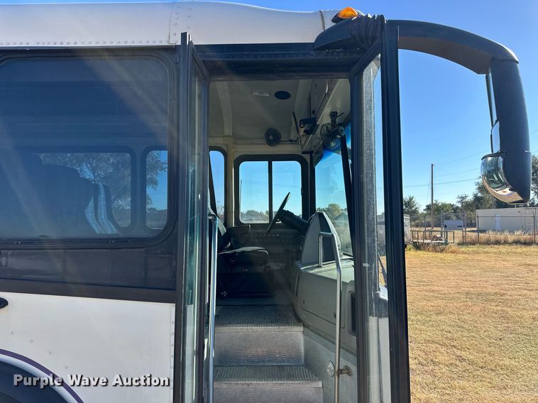 image for item ER8118 2002 Thomas Built Saf-T-Liner coach bus