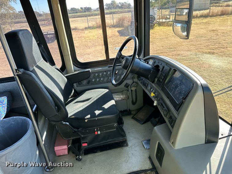 image for item ER8118 2002 Thomas Built Saf-T-Liner coach bus