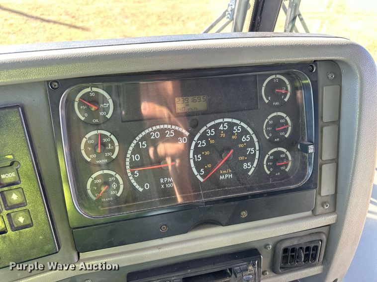 image for item ER8118 2002 Thomas Built Saf-T-Liner coach bus