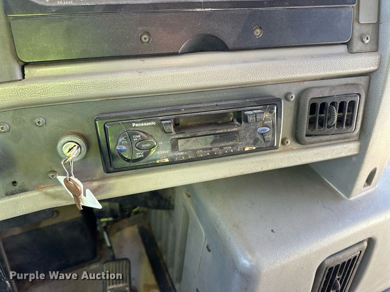 image for item ER8118 2002 Thomas Built Saf-T-Liner coach bus