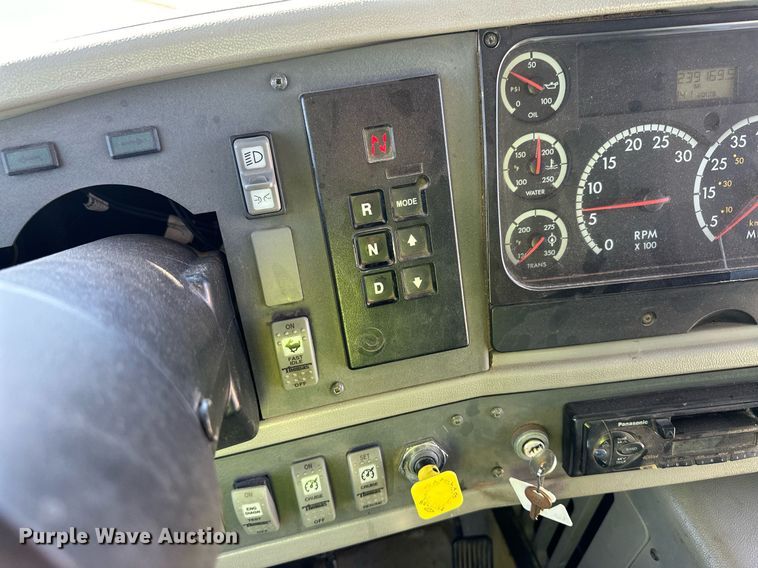 image for item ER8118 2002 Thomas Built Saf-T-Liner coach bus