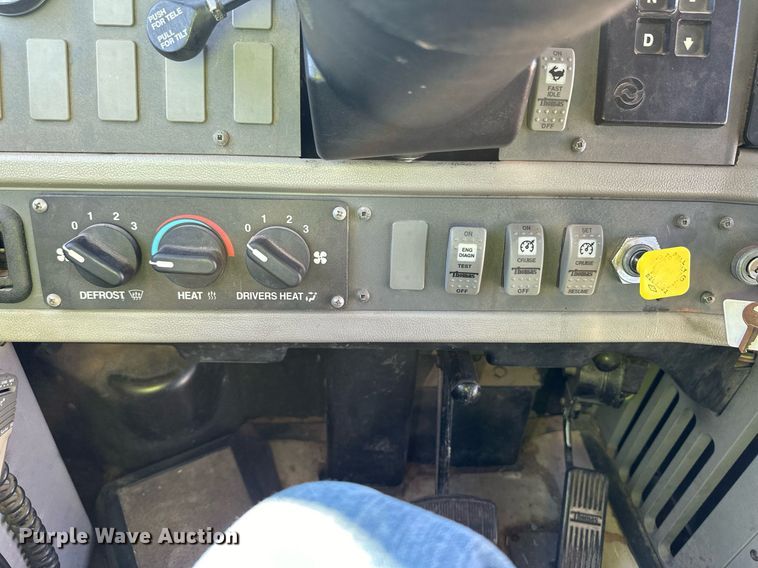 image for item ER8118 2002 Thomas Built Saf-T-Liner coach bus