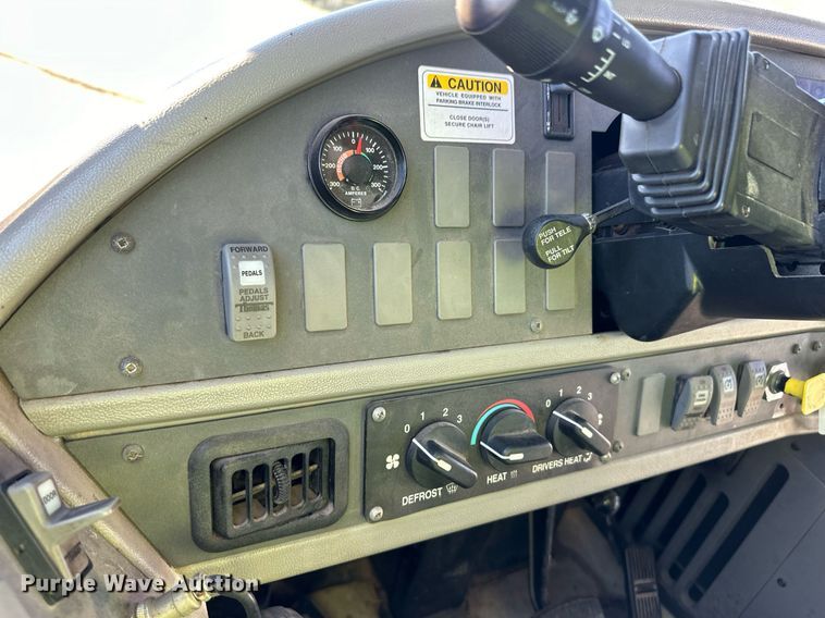 image for item ER8118 2002 Thomas Built Saf-T-Liner coach bus